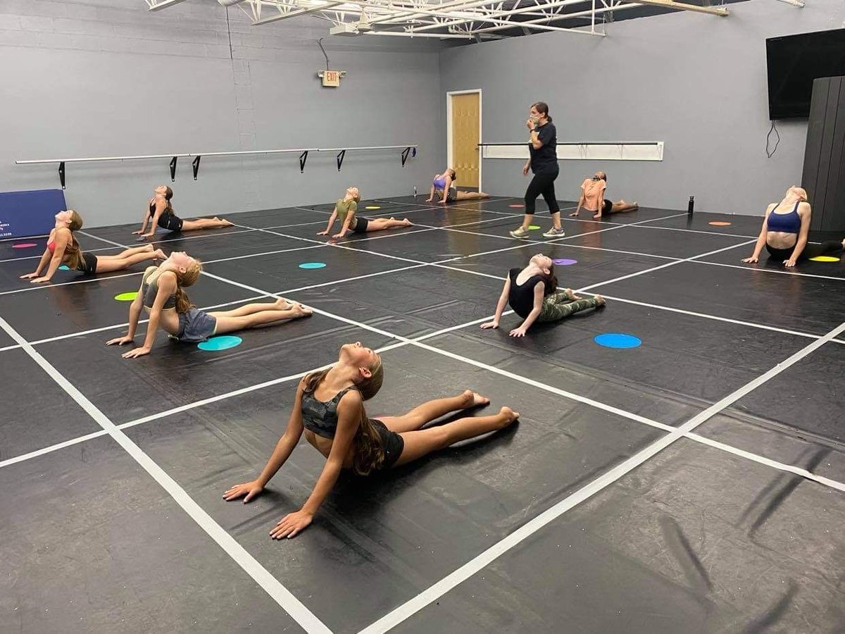 PremierDancers's tweet photo. Stretching our backs!
#dance #acro #jazz #lyrical #Contemporary #dancestudio #competition2020 https://t.co/UoaGdyun2Q
