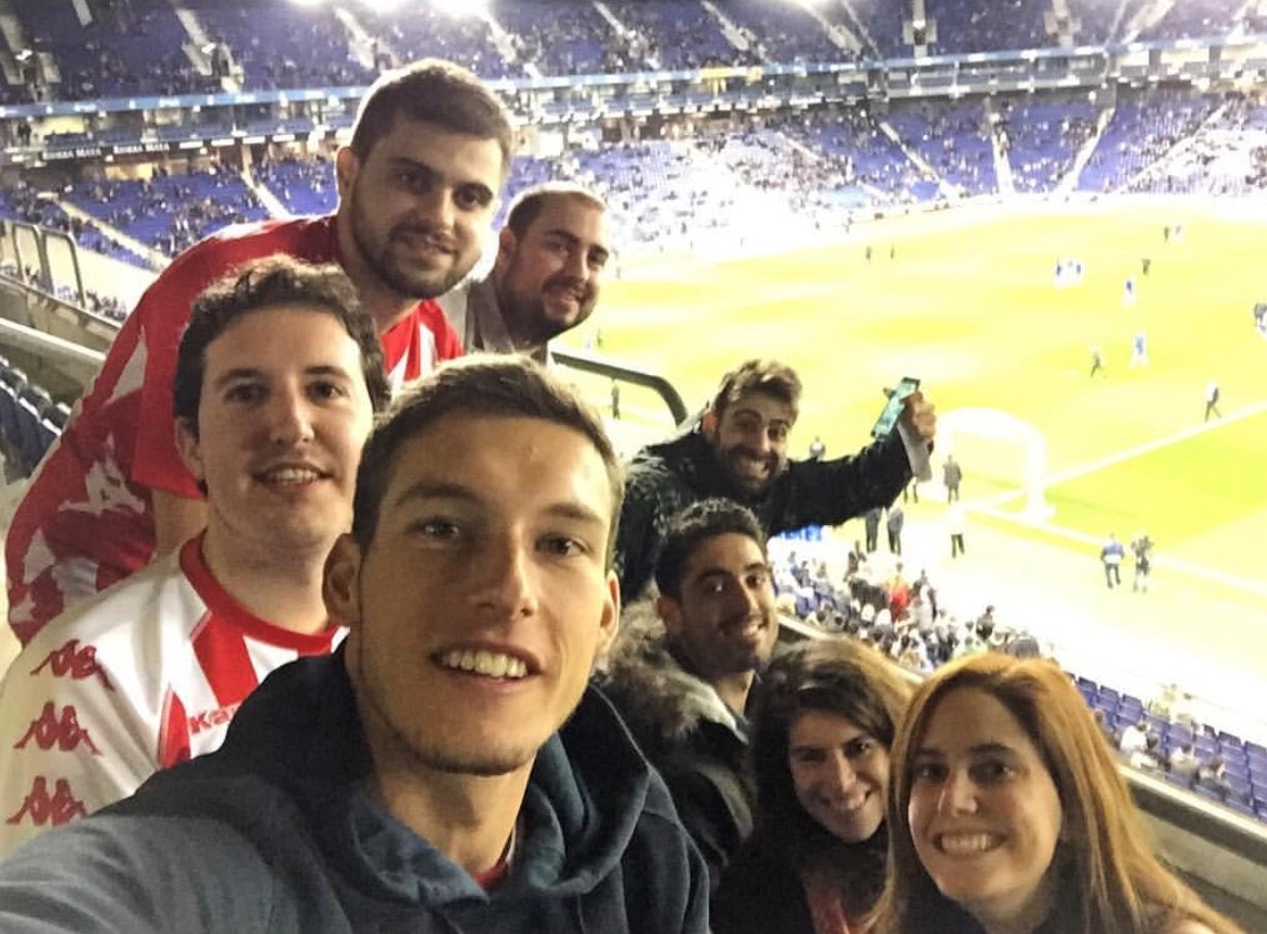 La cirugía de  @pablocarreno91 fue en  #Barcelona. El camino hacia el quirófano no fue demasiado agradable... "El que me llevaba en la camilla me dijo que esa noche había muerto Manolo Preciado, un entrenador con gran historia en el  @RealSporting [Carreño es fanático de ese club]".