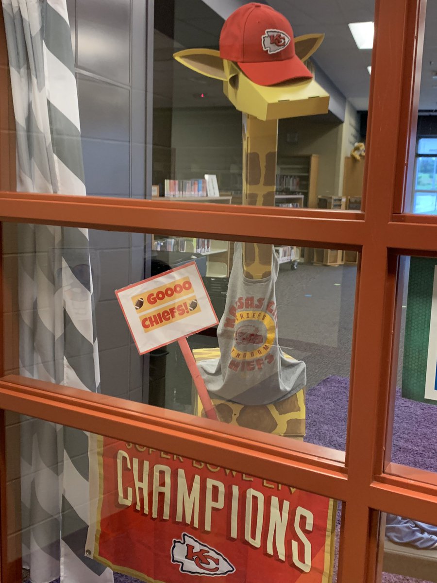 SVE_Library's tweet image. Bookly is ready for some 🏈 in the SVE library!!  Goooo Chiefs!! #jagsquad #LSR7proud