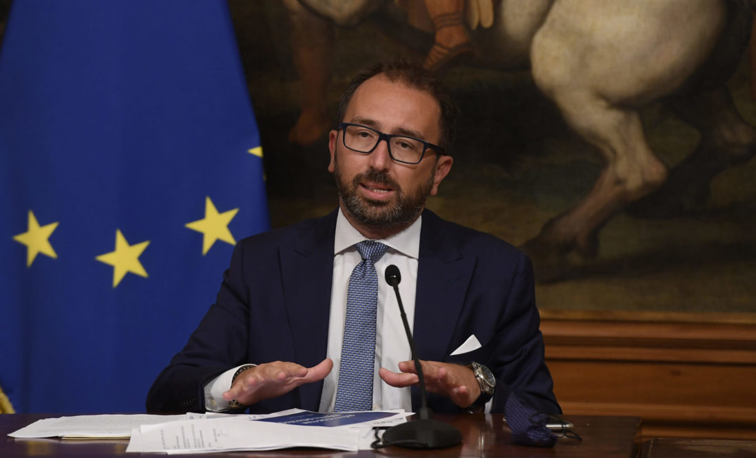 LN Bonafede non fa sconti ai boss. Revocati i domiciliari a La Rocca. Il capoclan liberato nei primi giorni del Covid. Ora torna in cella per il decreto del ministro lanotiziagiornale.it/bonafede-non-f…
