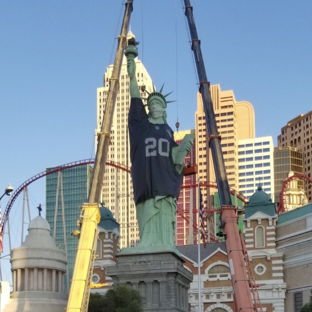 statue of liberty las vegas raiders