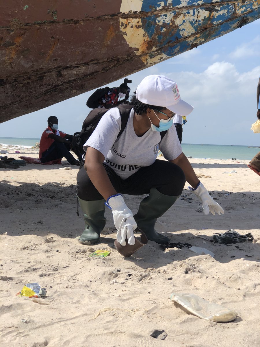 t_mhmdi's tweet photo. Nettoyage de la plage de Bargny.
Impressionnant de voir l'effet de quelques heures de travail quand on s'y met en équipe. Merci @Ndiaye_ODD de m'avoir fait mieux comprendre les menaces directes de la pollution, et du changement climatique sur le littoral Sénégalais. #gnofar https://t.co/Rg8DTukIk5
