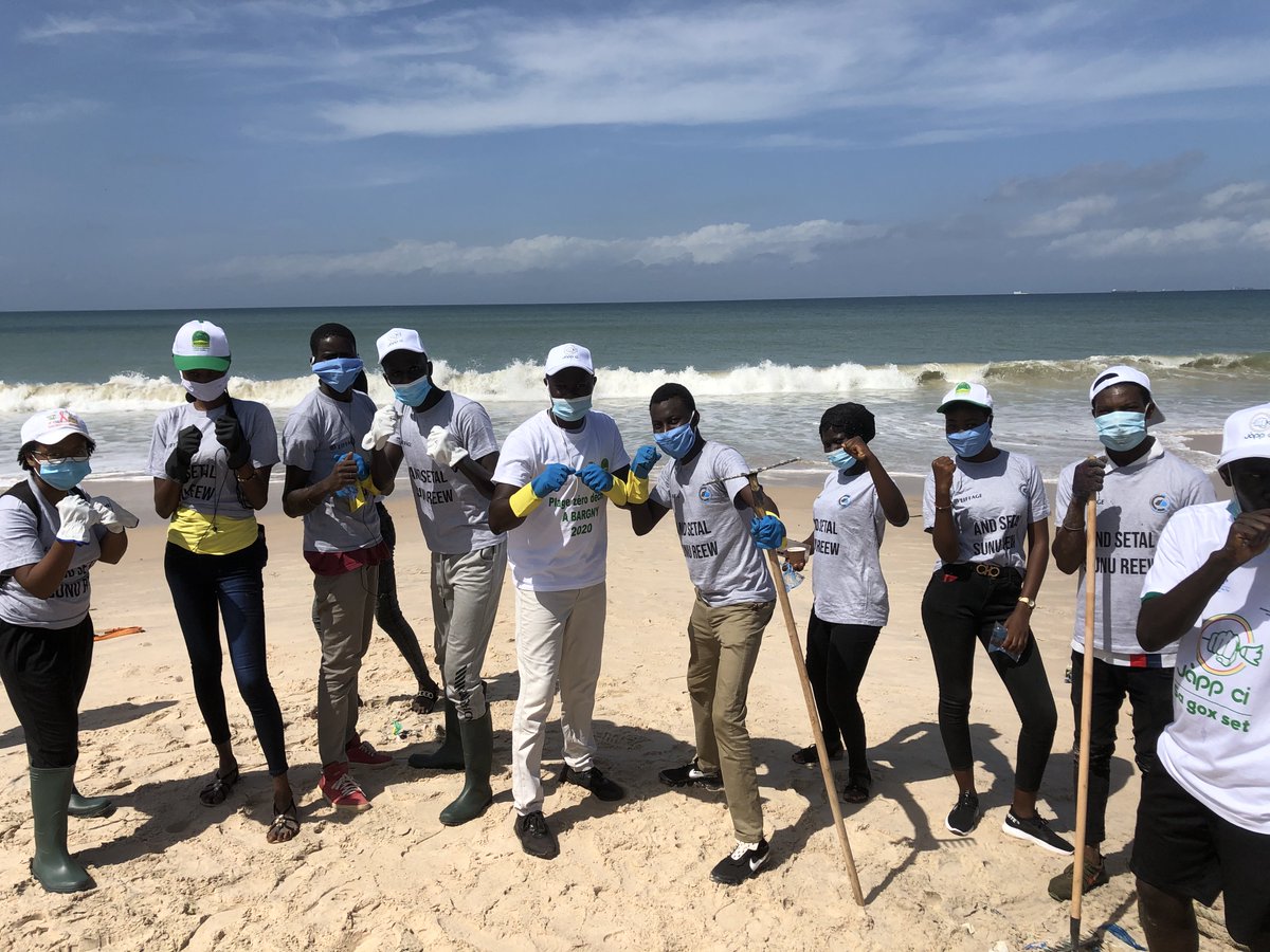 t_mhmdi's tweet photo. Nettoyage de la plage de Bargny.
Impressionnant de voir l'effet de quelques heures de travail quand on s'y met en équipe. Merci @Ndiaye_ODD de m'avoir fait mieux comprendre les menaces directes de la pollution, et du changement climatique sur le littoral Sénégalais. #gnofar https://t.co/Rg8DTukIk5