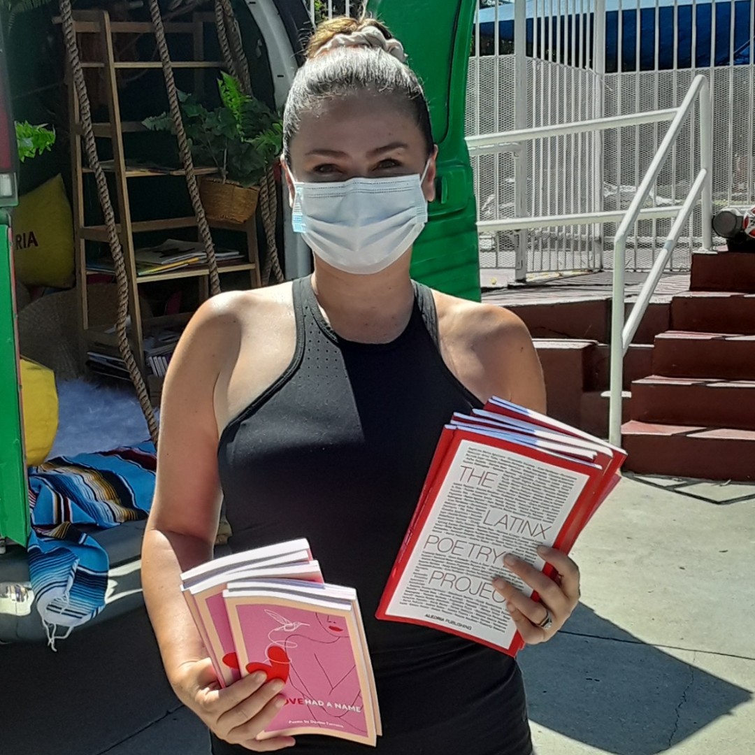 communitylitla's tweet image. Thank you, Davina, for donating poetry bookst! Your mobile bookstore is beautiful! @davifalegria

#simslibraryofpoetry