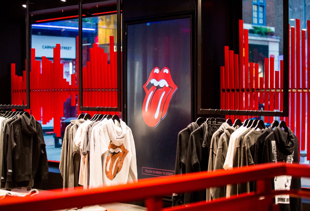 MarioBeteta's tweet photo. Los Rolling Stones abrieron su primer tienda en Londres, donde floreció la banda en los años sesenta. La tienda vende desde camisetas y chamarras, hasta cubrebocas con el célebre logo de la banda de rock.

#OMB #Noticias #Información #RollingStonesStore https://t.co/NFfqPtbEya