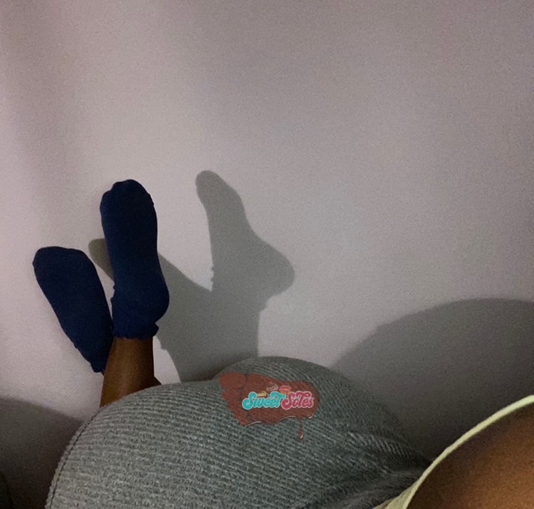 Sw33tSole's tweet photo. Peaches needs a foot &amp; booty rub🍑

FREE: https://t.co/hphhL0qQkX

#onlyfansnewbie #SocksThursday #feetfetish #ebonyfeet #onlyfanspromo https://t.co/TLFXZrBavM
