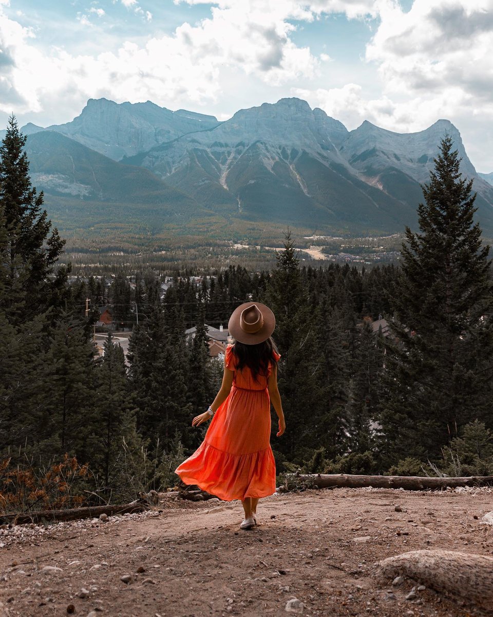 There is an extensive trail network that meanders through downtown Canmore and around the town perimeter, offering ample opportunitites for great views like this one. You don't have to hike far for stunning mountain vistas! 
📷: dee__double__u  #lovecanmore #mountains