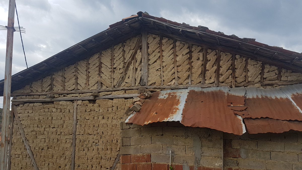 Serkan Akin On Twitter 40 Geleneksel Bir Turk Evini Insa Surecinin Detay Ve Malzeme Isleme Sureclerini Anlattigim Akisa Devam Edelim Turkevi Ev Ahsap Kerpic Tas Gelenek Https T Co Xibyqezzex