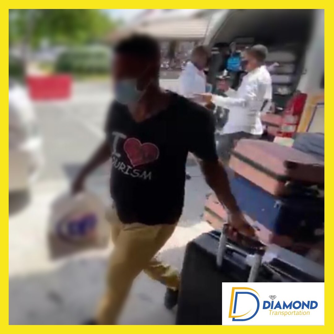 DiamondTranspo3's tweet photo. Taking your luggage to the car 😉🚗

#puntacana #puntacanaairport #taxi #travelagent #viajes https://t.co/riNbpHwZyJ