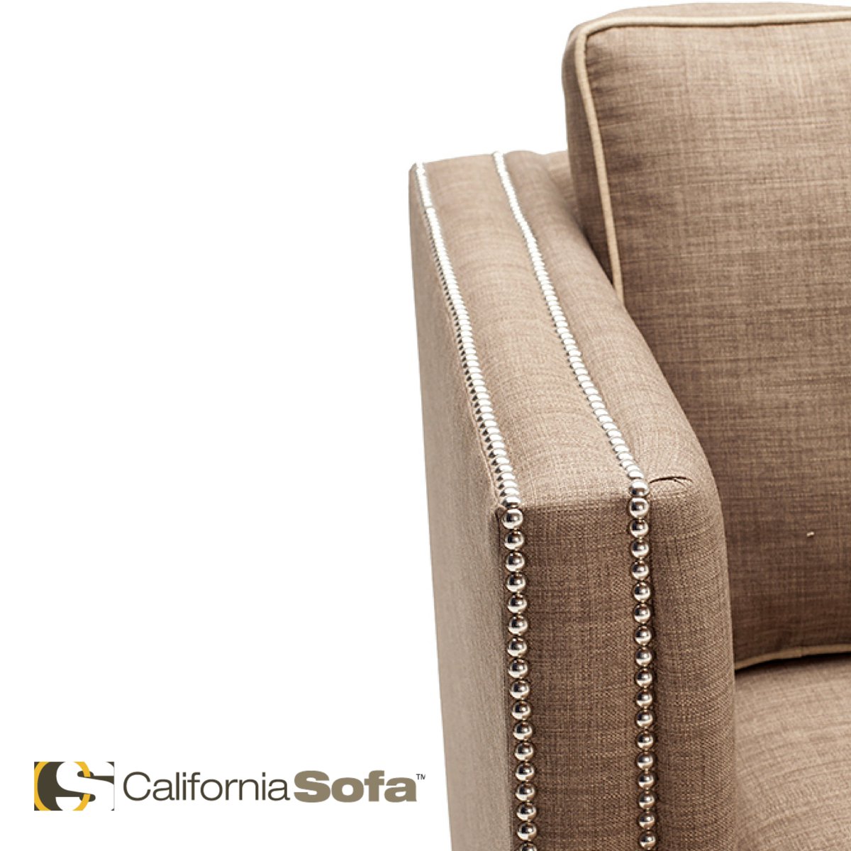 CaliforniaSofa's tweet photo. The #Transitional238 with its high square track arms is accented with small nail heads, adding a real touch of class.

More info: https://t.co/SXdljA8Q7W 🛋🧡

#sofamodern #sofavintage #californiasofa #designpassion #interiorlovers #finditstyleit #interiorboom #topstylefiles https://t.co/3zV3qm1sFn