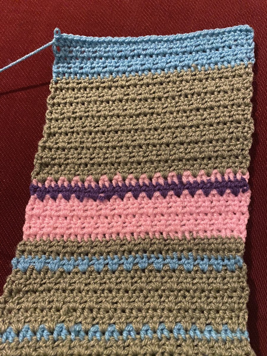 Maionegg's tweet photo. Here is August! Slightly hot π₯΅ I heavily overestimated the amount of Purple I would need π€£ one single purple line ...and now we are in September and the temperature has dropped π¬ #TemperatureBlanket #NotABlanket #ThreeQuartersDone! https://t.co/Sb8nQrX3Xh