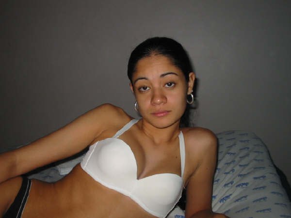 Caserosnet's tweet photo. Aporte anónimo. Nos envían estas fotos de esta nena q causó revuelo hace muchos años....... En ese entonces solo existía el messenger. Q recuerdos!!!!. (1ra entrega). Si saben su nombre déjenlo en los comentarios. 👌👌👌 https://t.co/BdTfcZgqCT