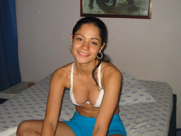 Caserosnet's tweet photo. Aporte anónimo. Nos envían estas fotos de esta nena q causó revuelo hace muchos años....... En ese entonces solo existía el messenger. Q recuerdos!!!!. (1ra entrega). Si saben su nombre déjenlo en los comentarios. 👌👌👌 https://t.co/BdTfcZgqCT