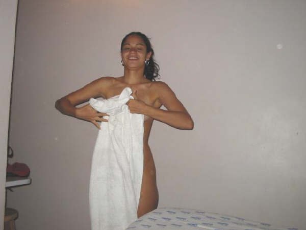 Caserosnet's tweet photo. Aporte anónimo. Nos envían estas fotos de esta nena q causó revuelo hace muchos años....... En ese entonces solo existía el messenger. Q recuerdos!!!!. (1ra entrega). Si saben su nombre déjenlo en los comentarios. 👌👌👌 https://t.co/BdTfcZgqCT