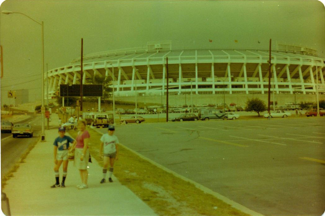 LEGO_4_Sale's tweet photo. @Super70sSports 100%. I'm the Mini-Murph on the right. We traveled from Boston just to see the Braves and Dale Murphy play for the one and only time. He a home run to lead off the 3rd while I was in the bathroom. June 30, 1986. https://t.co/YW7ymch338