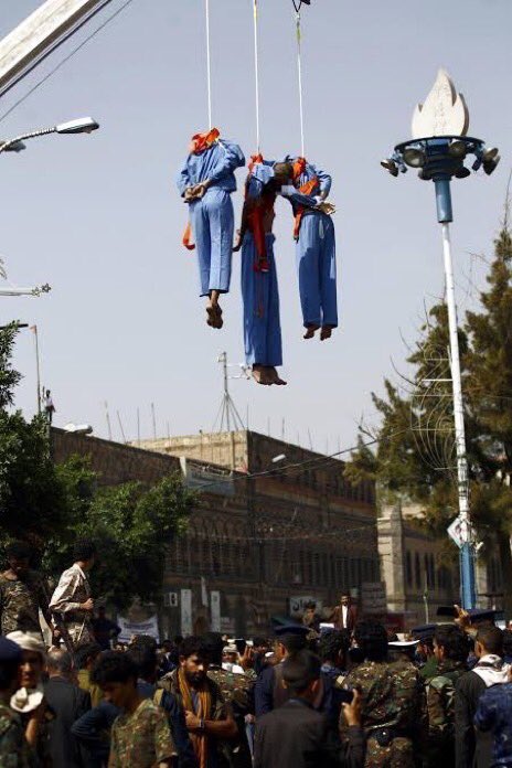 اب تک کی معلومات کے مطابق 

اس عورت نے موٹروے پولیس کو کال کی مدد مانگی اور پولیس نے یہ کہہ کر انکار کر دیا کہ ھماری حدود نہیں 
مدد پیٹرول کی لیے مانگی تھی تھوری دیر بعد دو مسلح افراد اچانک سے آتے ھیں 😕
دال میں کالا ھے یا دال ھی کالی ھے کنفرم پولیس کے بندے تھے میرے مطابق 
حل صرف