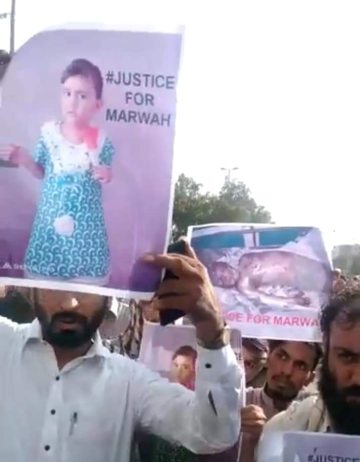 ChiLiMiLi29's tweet photo. ایک اور معصوم بچی مروا۔۔۔
ایک اور دردناک واقعہ۔۔۔
کراچی کے علاقے پرانی سبزی منڈی میں معصوم مروا کو اغوا کیا گیا جس کو تشدد کا نشانہ بنا کر اور اس کے جسم کو جلا کر کچرے میں پھینک دیا گیا۔۔۔۔
آخر کب تک یہ ظلم کا نظام چلے گا ؟ 
#PublicHangingOfRapists #JusticeForMarwah
#HangRapists https://t.co/mqholx9BGV
