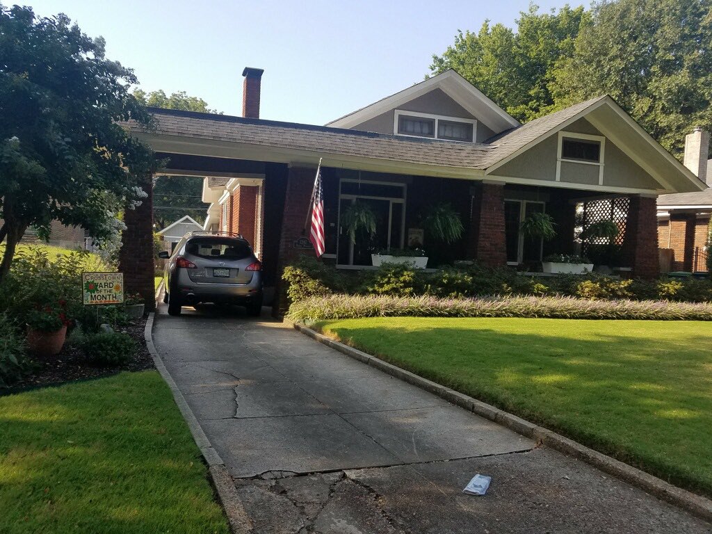 crosstownmemcdc's tweet photo. Congrats to the Sept Crosstown Yard of the Month winner! Looking good at 1287 N Pkwy! https://t.co/7w14a7nEoi