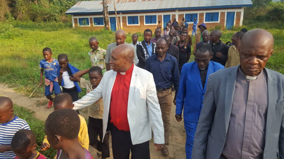 au_libre's tweet photo. Aujourd'hui c'était le tour de visité le district provisoire de Kibenge dans la conférence annuelle de Kamituga, Mgr Évêque Dr Lubunga est toujours dans la mission de 10 ans de moisson prôné par notre chère église. https://t.co/17L2mROrgl