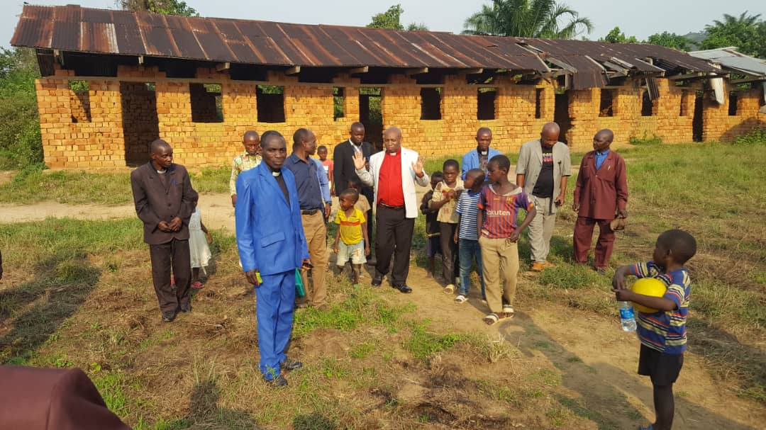au_libre's tweet photo. Aujourd'hui c'était le tour de visité le district provisoire de Kibenge dans la conférence annuelle de Kamituga, Mgr Évêque Dr Lubunga est toujours dans la mission de 10 ans de moisson prôné par notre chère église. https://t.co/17L2mROrgl