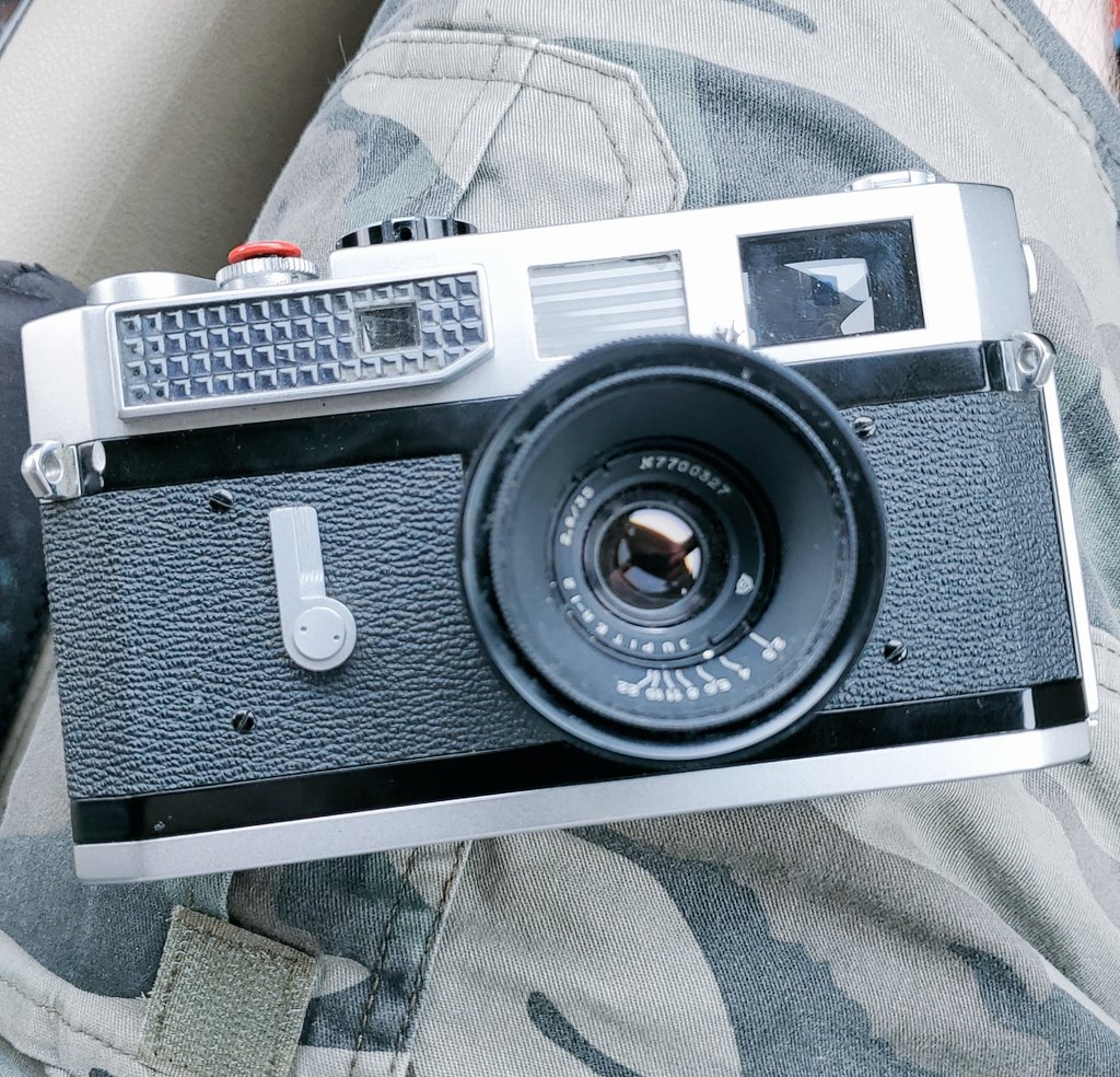 Strictixratlure's tweet photo. Thanks @Canon for making absolute units of rangefinders back in the day. This model 7 is my favorite. It pairs nicely with my F-1.
#photography #filmphotography #vintagecamera #filmcamera #analogphotography #rangefinder #model7 https://t.co/MSXkQZhNsC
