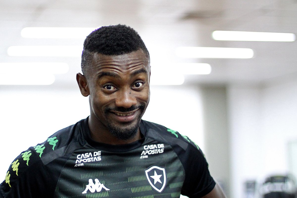SportsCenterBR's tweet photo. QUE SITUAÇÃO! O atacante Kalou vai viajar à França para sua formatura na faculdade de administração e, com isso, vai perder o clássico contra o Vasco pelo Brasileirão.

📸 Vítor Silva/Botafogo https://t.co/pxiBraguLf