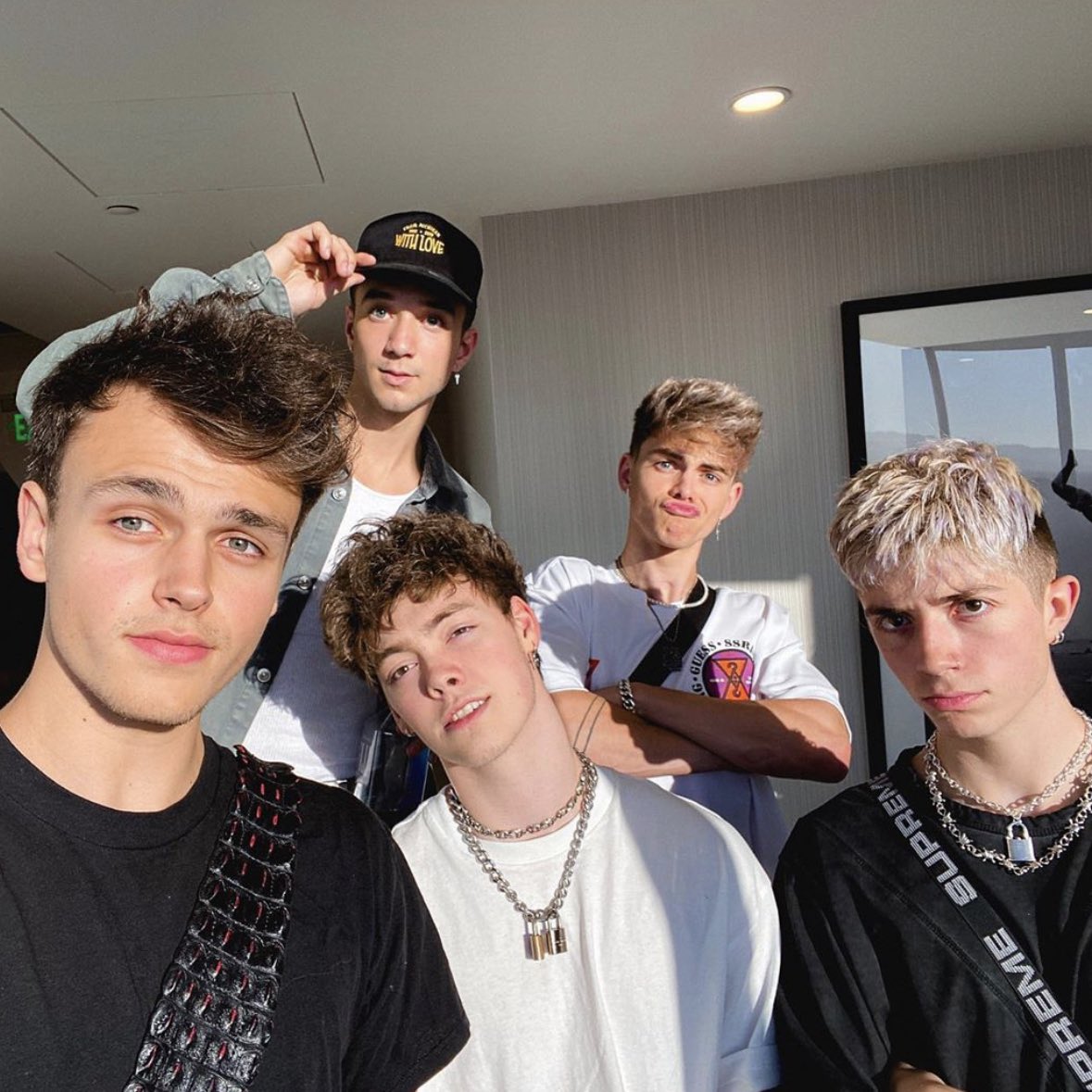 tracklist's tweet photo. Vem aí? Why Don't We faz mistério mudando as capas de seus vídeos no YouTube e os layouts de suas redes sociais. 👀

WDW2 IS COMING https://t.co/XwDxXRl1HR