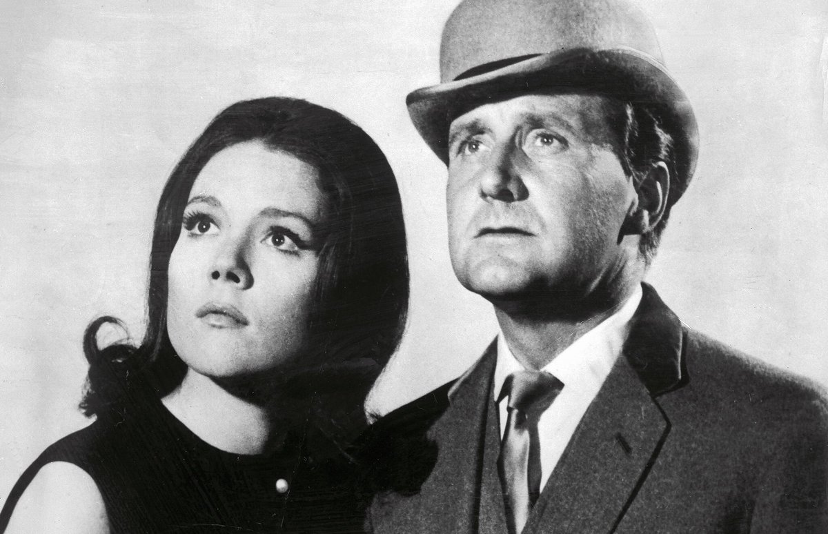 retrochenta's tweet photo. Noticia triste: nos ha dejado a los 82 años Diana Rigg. Fue chica Bond, y además, la inolvidable Emma Peel en la mítica serie de los 60' "Los Vengadores". Aunque muchos la recordarán siempre por su papel en “Juego de Tronos”. Descansa en paz. https://t.co/rwD6LxGFdl
