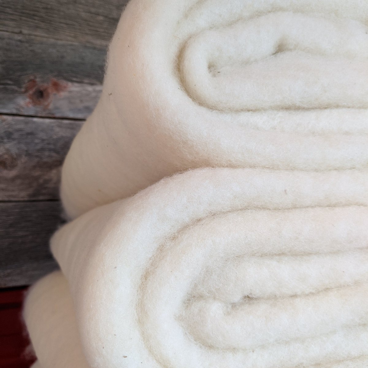 circlerlamb's tweet photo. Our new batting is amazing! Pure wool all from our sheep, processed all within 100km of our farm. Folding for new pillows and batting rolls for quilting. Launching a new brand Revolution Wool Company soon.
#canadianwool #localwool #ontariosheep #sleeptight #naturalbedding https://t.co/B2p4AIoe5G