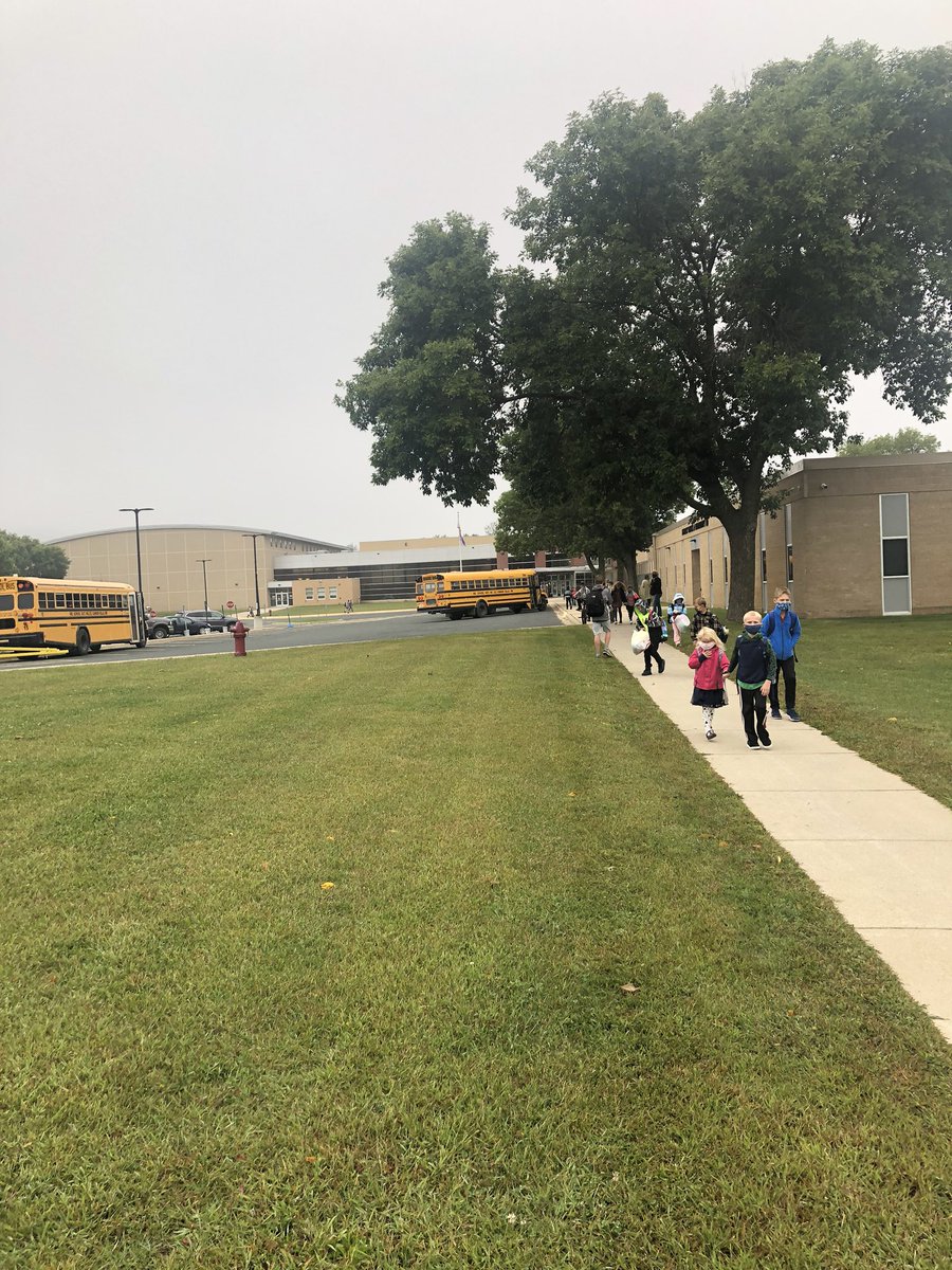 sampsonjeff1's tweet photo. Finally we are off and running! Great job to all staff, students and parents! #saferstrongertogether @jchappuiscf @CFHSPrincipal https://t.co/muWQ4gnFUn