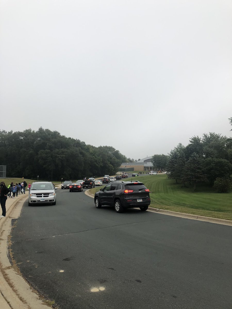 sampsonjeff1's tweet photo. Finally we are off and running! Great job to all staff, students and parents! #saferstrongertogether @jchappuiscf @CFHSPrincipal https://t.co/muWQ4gnFUn