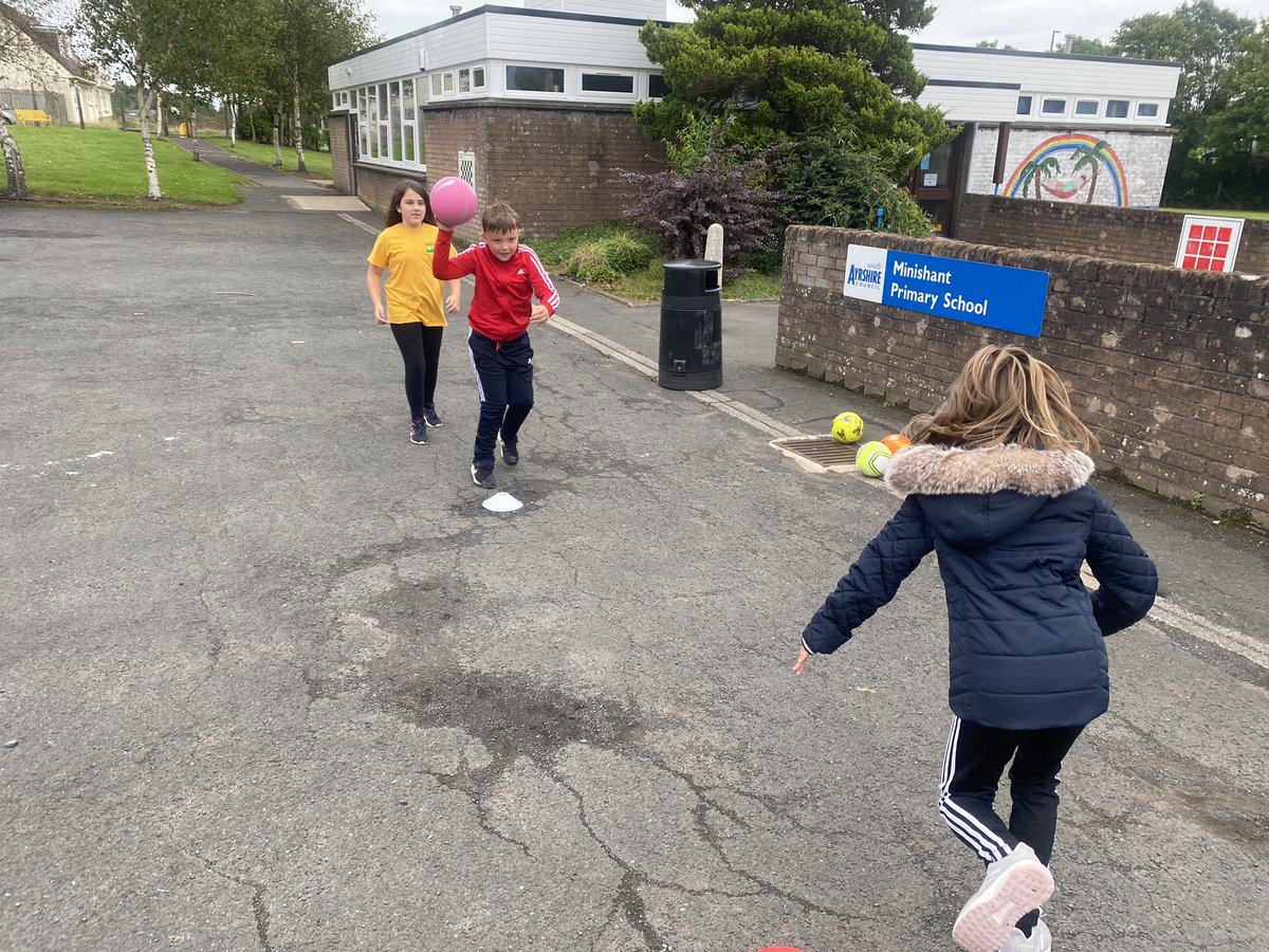 minishant_ps's tweet image. We tested our passing and receiving skills in class 2 today, before taking part in handball games. We had fun with timed games that tested our coordination and communication! #fasthands @ActiveSchoolsSA