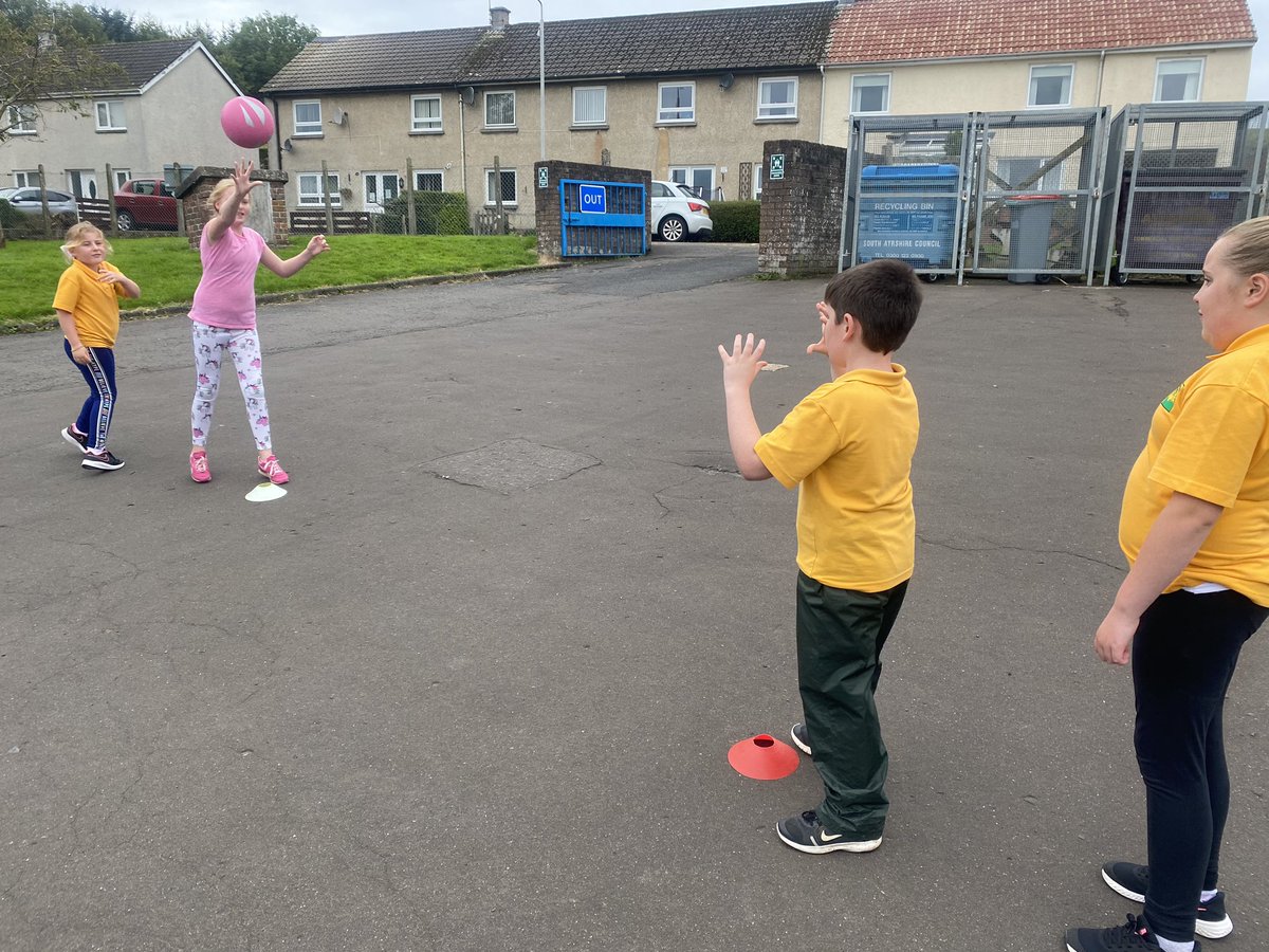 minishant_ps's tweet image. We tested our passing and receiving skills in class 2 today, before taking part in handball games. We had fun with timed games that tested our coordination and communication! #fasthands @ActiveSchoolsSA