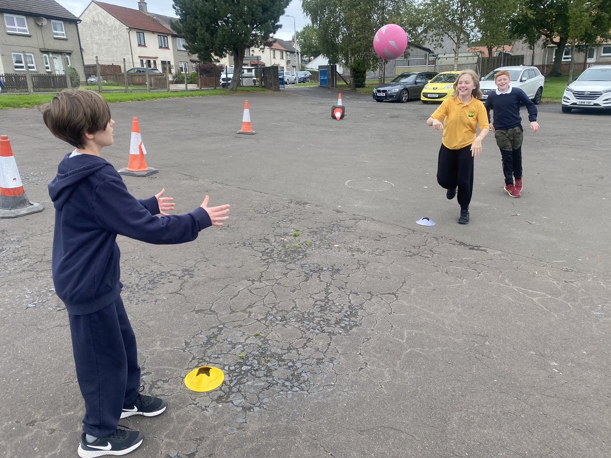 minishant_ps's tweet image. We tested our passing and receiving skills in class 2 today, before taking part in handball games. We had fun with timed games that tested our coordination and communication! #fasthands @ActiveSchoolsSA