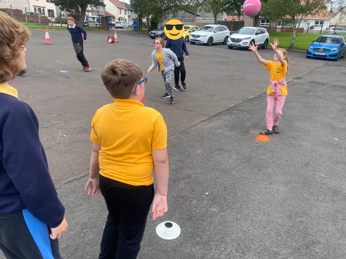 minishant_ps's tweet image. We tested our passing and receiving skills in class 2 today, before taking part in handball games. We had fun with timed games that tested our coordination and communication! #fasthands @ActiveSchoolsSA
