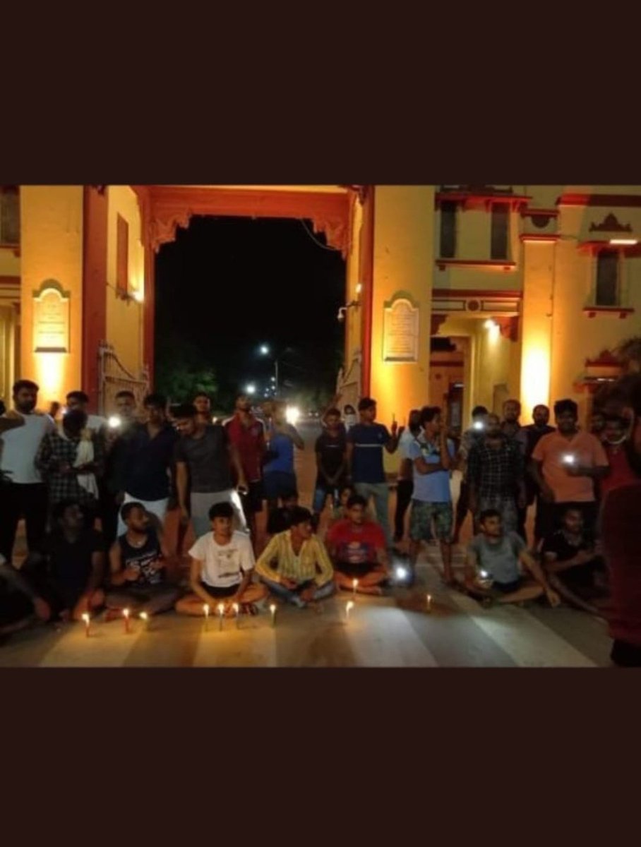i_am_divy's tweet photo. This is the picture outside BHU campus and @11Petitioners are saying that it is of India gate....
So please all NEET aspirants don't believe in this...
Government has decided and they are rigid on their decision that they will conduct exam on the decided date
#NEET2020 
#NEETJEE https://t.co/TqInFs8MRu