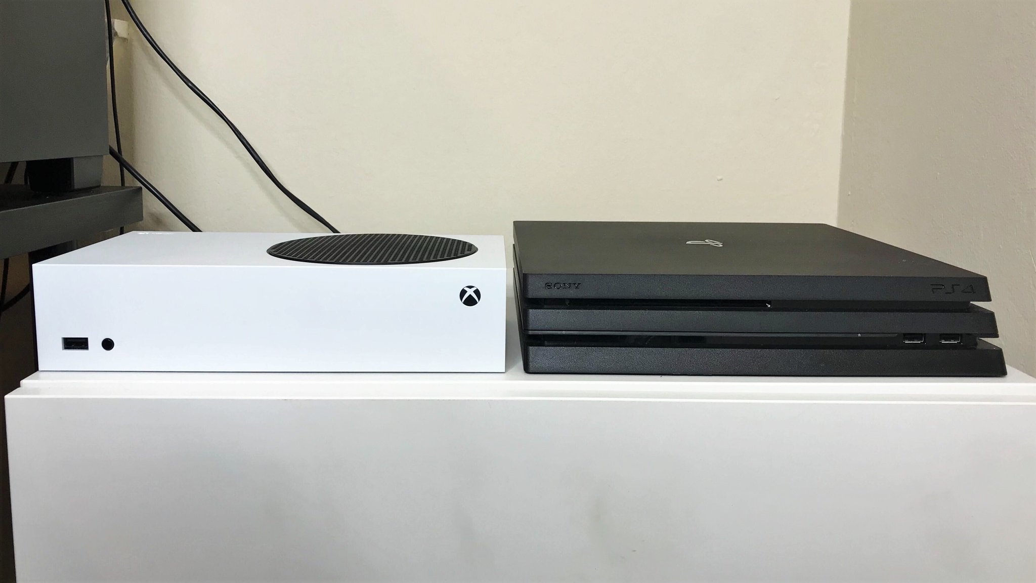 Here's thicc Xbox Series and S pictured next to a PS4 Pro for comparison | TheSixthAxis