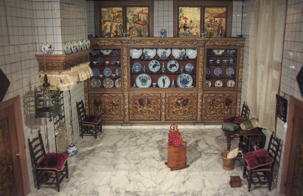 The Rijksmuseum holds two dolls’ houses. This one (c1686-1705) belonged to Petronella Oortman & was a rich woman’s toy. It’s importance is in showing what the interior of wealthy Dutch homes looked like, as well as the skill of craftsmen, of the time.