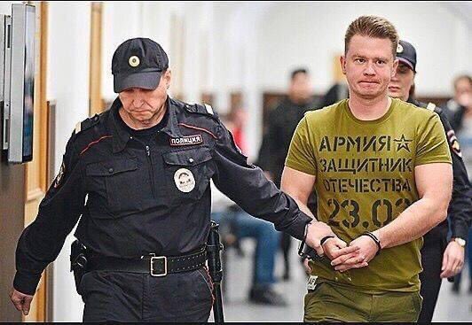 Alexand05553087's tweet photo. У oфицepa ФCБ Kиpиллa Чepкaлинa — простого полковника управления «К»  конфисковали 72 000 000 долларов, 8 000 000 евро и 800 000 000 рублей.
Футболочка какая патриотическая. Они там реально паскуды думают что отечество защищают https://t.co/5smgEdkT6n