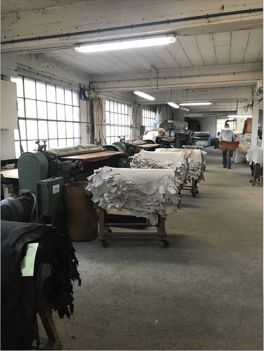 Rebecca m’a présenté Julien Château, #mégissier dans la Mégisserie Colombier. Il m’a fièrement plongé dans le #savoirfaire du #tannage ! La devise de Julien et Rebecca : "Consommer moins, mais mieux ! Que ce soit dans l’assiette ou pour des accessoires de mode." #VictorUnesco