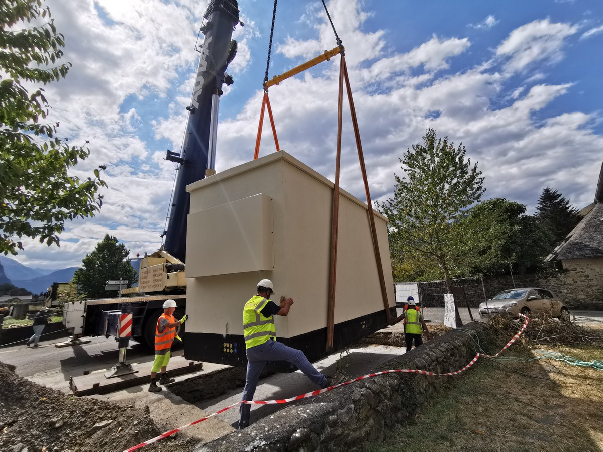 PCAMEO's tweet photo. Le déploiement de la #fibre continue @sfr_ftth @lafibre64 #THD64 Mise en place d’un #NRO à #Bedous @departement64  qui permettra de couvrir à terme #Accous, #Aydius, #Bedous, #LéesAthas, #LourdiosIchère, #OsseenAspe et #Sarrance https://t.co/iHm7pARXMH