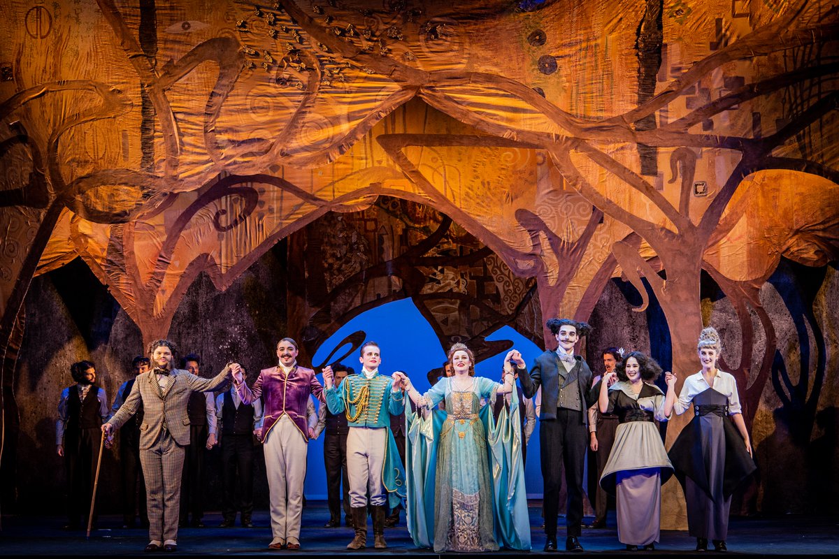 No curtain calls this year sadly. Today should've been the opening night of our ‘Happy Families’ double bill – a huge loss of really important hands-on training for cast, designers, directors, stage management, costume, and other tech/admin people. 
📸 from 2019's La Cenerentola.