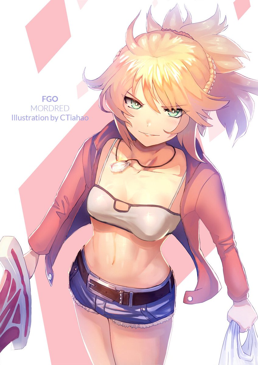 Son arsenal et apparence :Mordred porte hors combat un mini short en Jeanne avec une brassière blanche et une veste rouge.