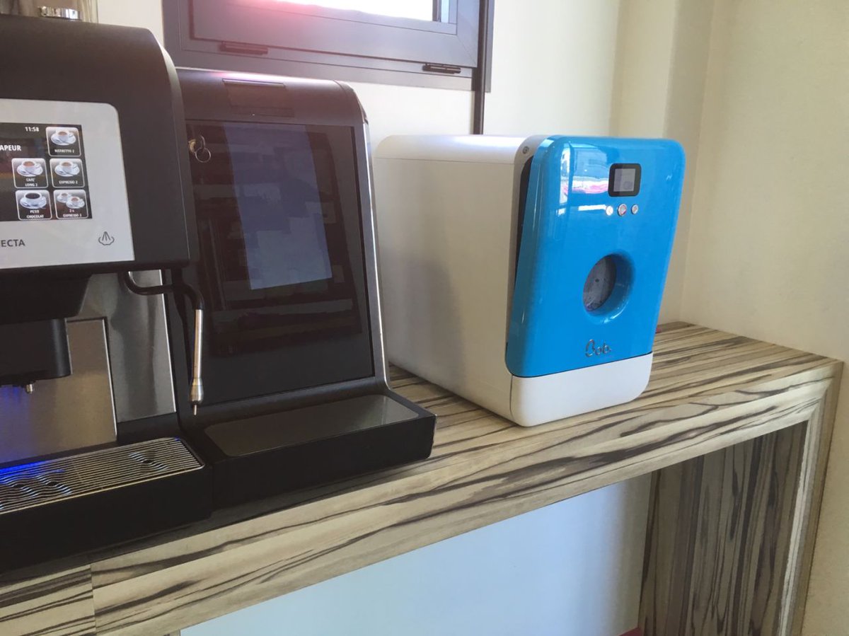 CafesAlbert's tweet photo. Le premier BOB le lave vaisselle est chez Cafés Albert. 🥳

Fini la galère pour laver vos mugs et tasses, un cycle de 15 minutes pour 15 tasses et seulement 1,5 litres d’eau 💧

N'hésitez pas à nous contacter pour la future mise en place dans vos entreprises.🤗🤗 https://t.co/iHhtw0nAPV