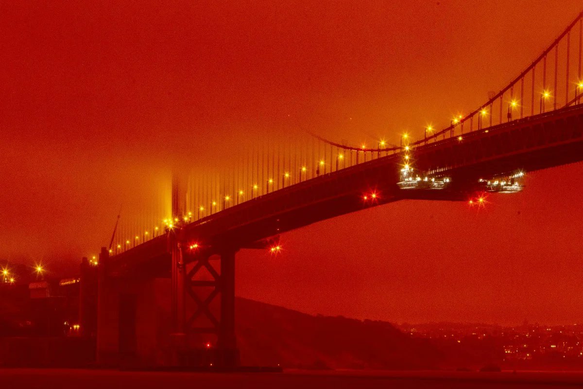 NathanVore's tweet photo. Sozin's Comet passing over San Francisco. Sept 10, 2020 https://t.co/QF0tQ7ziVu