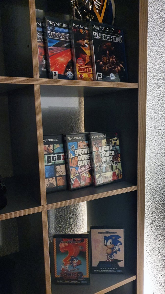 &lt;3 chindheits errinerige am sammle...es fehled nüm vill!
Weli sind euchi?

bin chli inspiriert worde vom <a href="/cpt_had/">CptHad</a> mit sinere zelda sammlig und <a href="/EnKeRa_/">Enki</a> mit de collectibles. 

PS: 
Def Jam isch e hustle gsi günstig bsorge. 

#SegaGenesis #PlayStation2