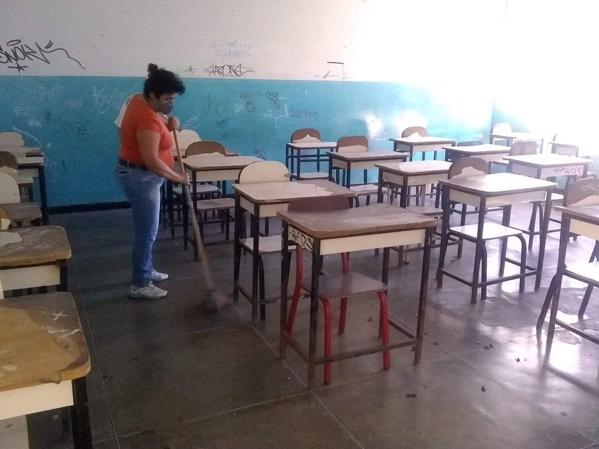 LNMARCOSPEREZJ's tweet photo. #UnaGotaDeAmorParaMiEscuela Jornada de limpieza y mantenimiento para recibir con entusiasmo y alegría el año escolar 2020-21. @charlychaves @ConAnitta @ZonaEducTachira @MPPEDUCACION @psuvaristobulo @NicolasMaduro https://t.co/ir7XN7Epqu