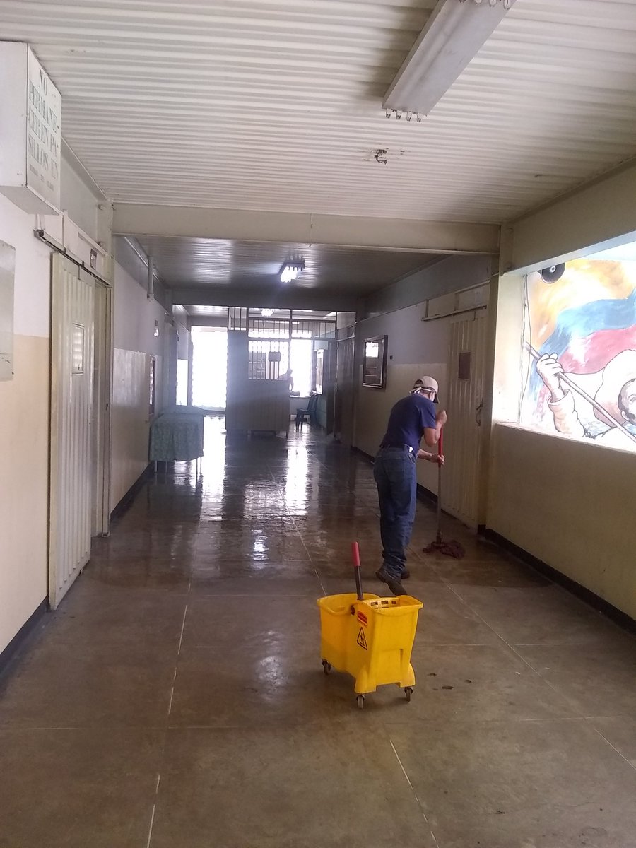 LNMARCOSPEREZJ's tweet photo. #UnaGotaDeAmorParaMiEscuela Jornada de limpieza y mantenimiento para recibir con entusiasmo y alegría el año escolar 2020-21. @charlychaves @ConAnitta @ZonaEducTachira @MPPEDUCACION @psuvaristobulo @NicolasMaduro https://t.co/ir7XN7Epqu