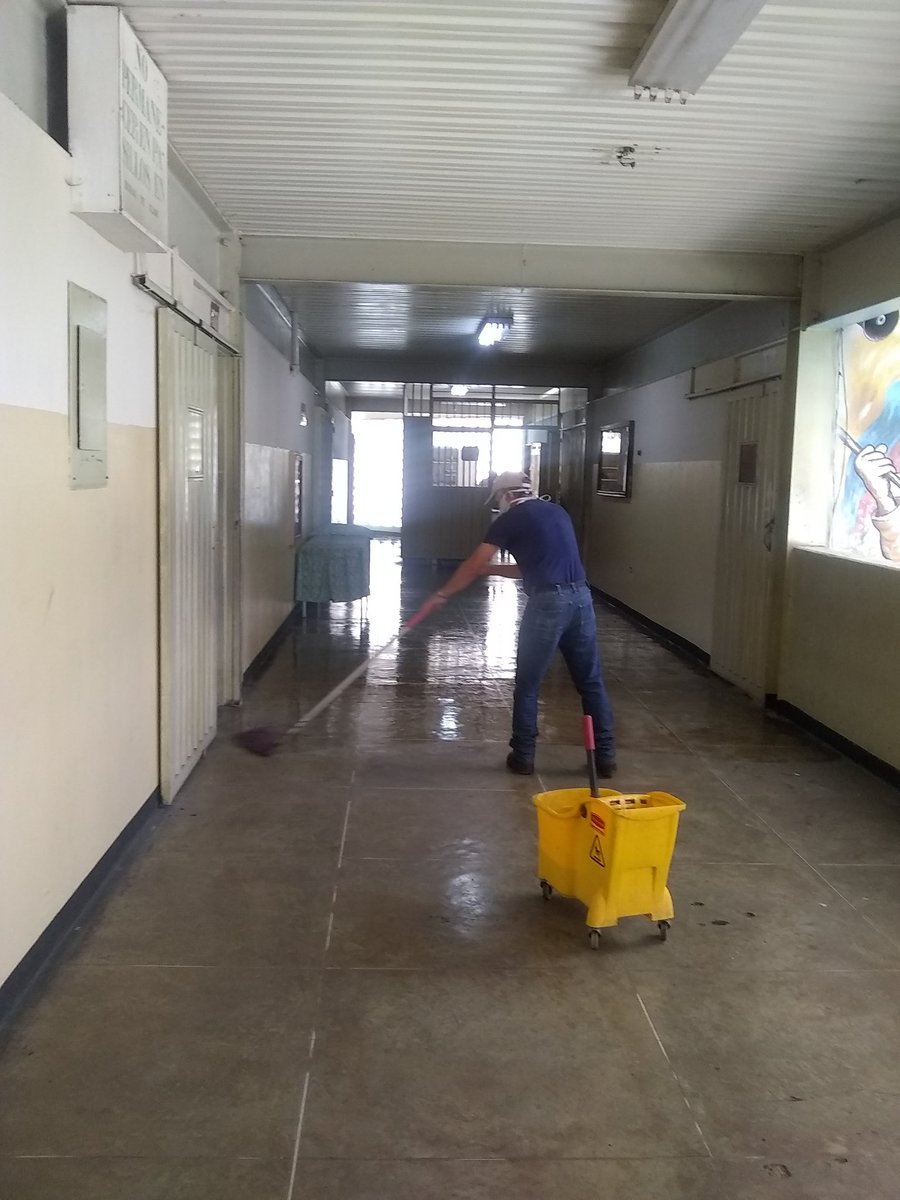 #UnaGotaDeAmorParaMiEscuela Jornada de limpieza y mantenimiento para recibir con entusiasmo y alegría el año escolar 2020-21. <a href="/charlychaves/">Charly Rojas Chaves</a> <a href="/ConAnitta/">Ana Maria Chávez Con</a> @ZonaEducTachira @MPPEDUCACION @psuvaristobulo <a href="/NicolasMaduro/">Nicolás Maduro</a>