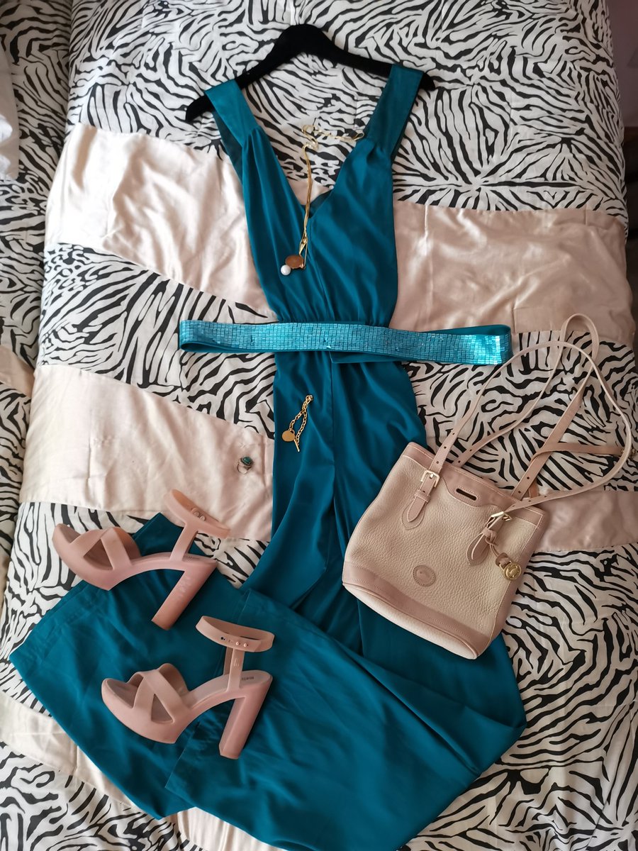 FashiAngel's tweet photo. Ya no puedo con la cuarentena, hoy decidido que saldré!! Solo falta ver que cubrebocas me combina

#FelizJueves
#BuenJueves
#Covid_19 https://t.co/r0QvW2AC5b